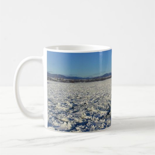 Saint Lawrence River in Winter, Quebec, Canada Koffiemok (Links)