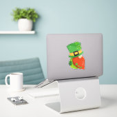 Saint Patrick's Day Gnome, Leprechaun Pet, Clovers Sticker (Laptop op bureau)