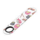 Saké à la mode mignon et baguettes de sushi (Devant angulaire)