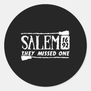 Salem 1692 Ze missen een heks Halloween 6 Ronde Sticker