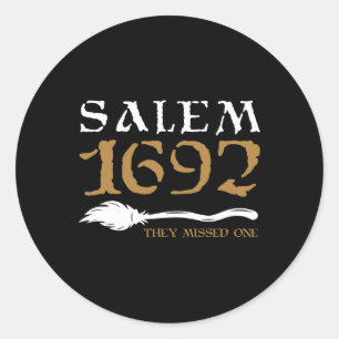 Salem 1692 Ze missen een heks Halloween 9 Ronde Sticker