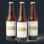 Salers et bières | Fun Christmas White & Gold<br><div class="desc">Simple étiquette de bouteille de bière White & Gold de Noël avec texte "Cheers & Beers" dans un style amusant mais élégant typographie et étoiles pétillantes. Personnaliser avec le nom de l'expéditeur. Mélanger et correspondre avec d'autres modèles de cette série.</div>