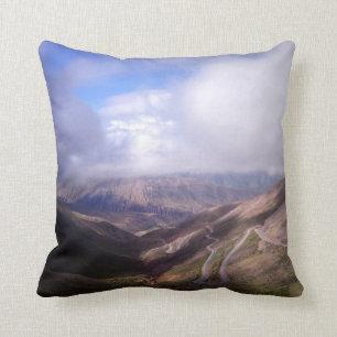Salta Mountain Serpentine Road met lage wolken Kussen