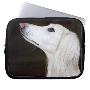 Saluki kijkt omhoog laptop sleeve