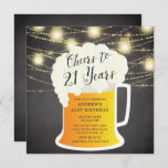 Salutations à 21 Ans 21ème Anniversaire Invitation<br><div class="desc">Invitation à 21 ans avec une tasse de bière sur un arrière - plan populaire de tableau noir avec des lumières de mât suspendues</div>