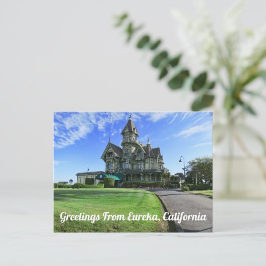 Salutations d'Eureka, Carte postale (Debout devant)