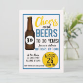 Salutations et bières mens invitations d'anniversa (Debout devant)