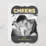 Salutations sur Chalkboard Holiday Carte photo<br><div class="desc">Votre photo préférée est agrémentée de "Cheers",  écrit sur un arrière - plan de tableau noir,  aux lumières vintages de marquee,  l'une des plus récentes tendances dans le design et la décoration de la fête.</div>