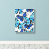 Samenstelling van witte en blauwe vlinders canvas afdruk (Insitu (Houten vloer))