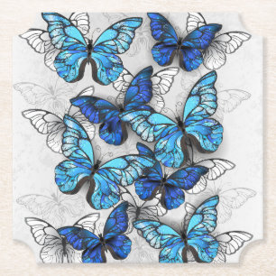Samenstelling van witte en blauwe vlinders kartonnen onderzetters