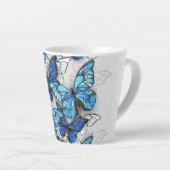 Samenstelling van witte en blauwe vlinders latte mok (Rechterhoek)