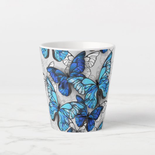 Samenstelling van witte en blauwe vlinders latte mok (Voorkant)