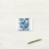 Samenstelling van witte en blauwe vlinders post-it® notes (Op bureau)