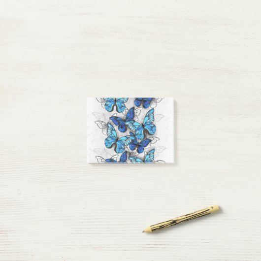 Samenstelling van witte en blauwe vlinders post-it® notes (Op bureau)