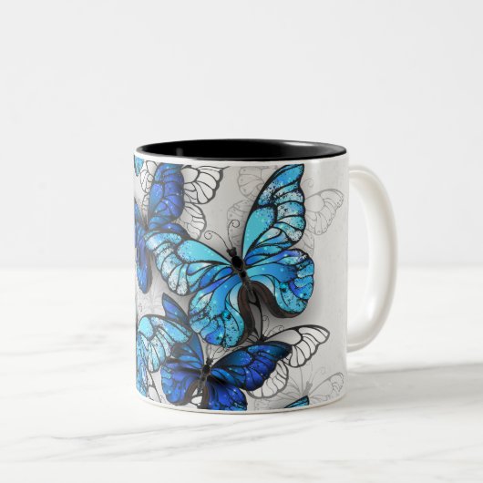 Samenstelling van witte en blauwe vlinders tweekleurige koffiemok (Voorkant rechts)