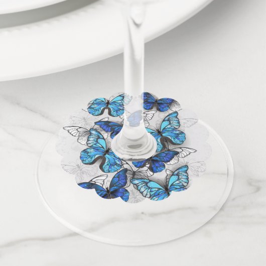 Samenstelling van witte en blauwe vlinders wijnglaslabel (Dichtbij)