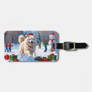 Samojed die in de sneeuw rent met kerstmuts bagagelabel