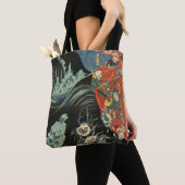 Samurai Hero Minamoto no Yoshitsune vs. Ghost Crab Tote Bag (Dichtbij)