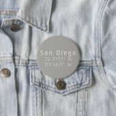 San Diego Latitude Longitude Ronde Button 7,6 Cm (In situ)