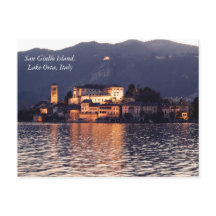 San Giulio Island, Lake Orta, Italië, bij schemeri