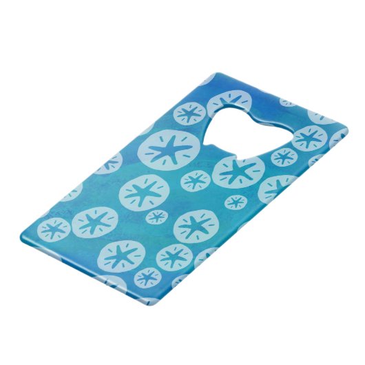 Sand Dollar White en Blue Pattern Kredietkaart Flessenopener (Voorkant Gekanteld)