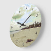 Sandalen op tropisch strand grote klok (Hoek)