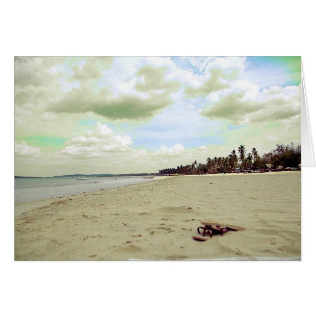 Sandales sur la plage tropicale (Devant horizontal)