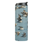 Sanderlings Vliegen in de winter Thermosbeker (Gedraaid links)
