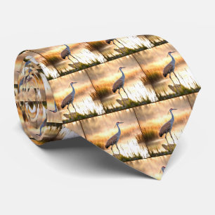 Sandhill kraan in een moeras stropdas