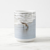 Sandpipers sur la plage Photo Café Mug (Centre)