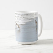 Sandpipers sur la plage Photo Café Mug (Devant droit)