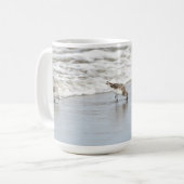 Sandpipers sur la plage Photo Café Mug (Devant gauche)