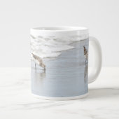 Sandpipers sur la plage Photo Spécialité Café Mug (Devant droit)
