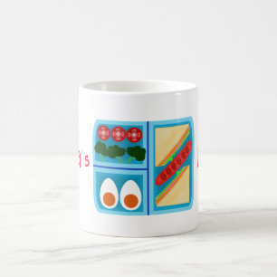 Sandwich, worst, ei, tomaat, brocolli in een lunch koffiemok