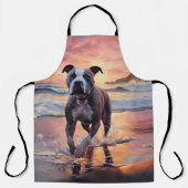 Sandy American Staffordshire Hond op Strand Zonson Schort (Voorkant)