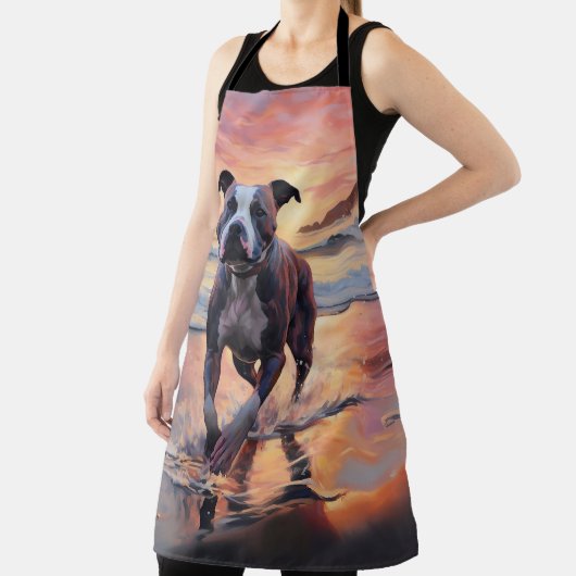 Sandy American Staffordshire Hond op Strand Zonson Schort (Insitu)