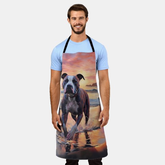 Sandy American Staffordshire Hond op Strand Zonson Schort (Gedragen)