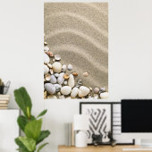 Sandy Beach achtergrond met schalen en stenen Poster (Thuiskantoor)