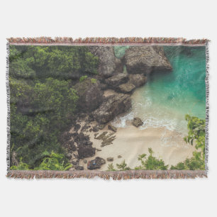Sandy Beach Cove met groene bomen, Rocks & Ocean Deken