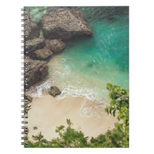 Sandy Beach Cove met groene bomen, Rocks & Ocean Notitieboek