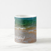Sandy Beach et Waves Happy Birthday Mug (Centre)