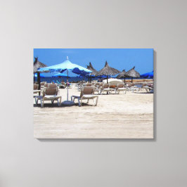 Sandy Beach Scene met stoelen en parasols Wall Art Canvas Afdruk