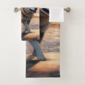 Sandy Paws Akita Chien sur le coucher du soleil de (En situation)