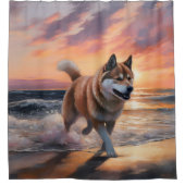 Sandy Paws Akita Hond op Strand Zonsondergang Douchegordijn (Voorkant)