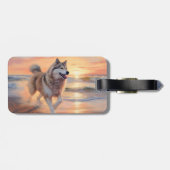 Sandy Paws Alaskan Malamute Hond op Strand Zonsond Bagagelabel (Achterkant horizontaal)