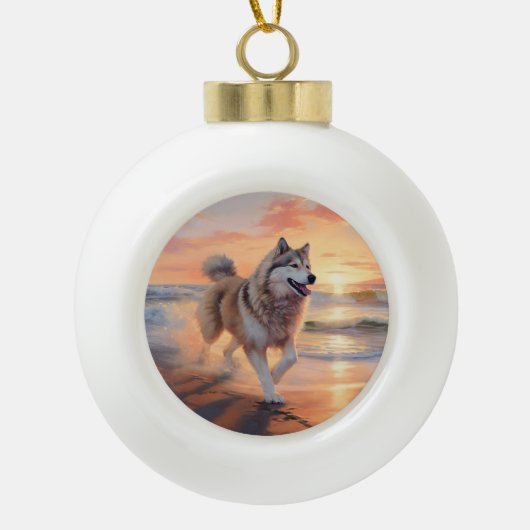Sandy Paws Alaskan Malamute Hond op Strand Zonsond Keramische Bal Ornament (Voorkant)
