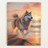 Sandy Paws Alaskan Malamute Hond op Strand Zonsond Planner (Voorkant)