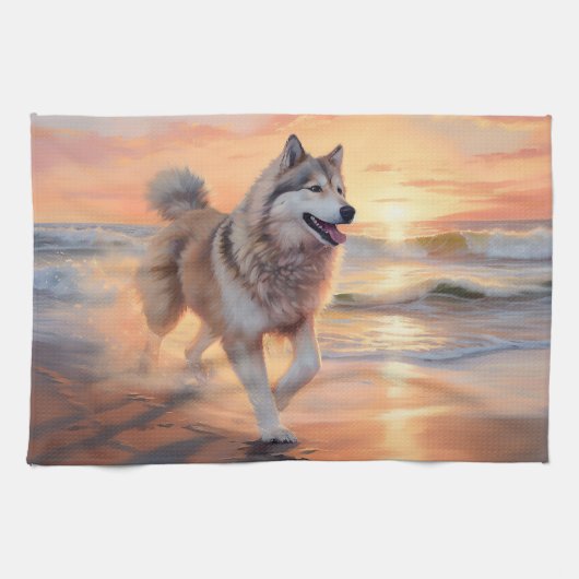 Sandy Paws Alaskan Malamute Hond op Strand Zonsond Theedoek (Horizontaal)