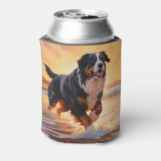 Sandy Paws Berner Berghond op Strand Zonsondergang Blikjeskoeler (Blikje Achterkant)