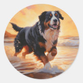Sandy Paws Berner Berghond op Strand Zonsondergang Ronde Sticker (Voorkant)
